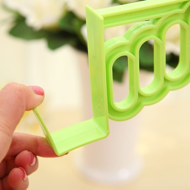 Random Color - Multifunctional Durable 4 Holes & 1 Hook Over the Door Plastic Hangers